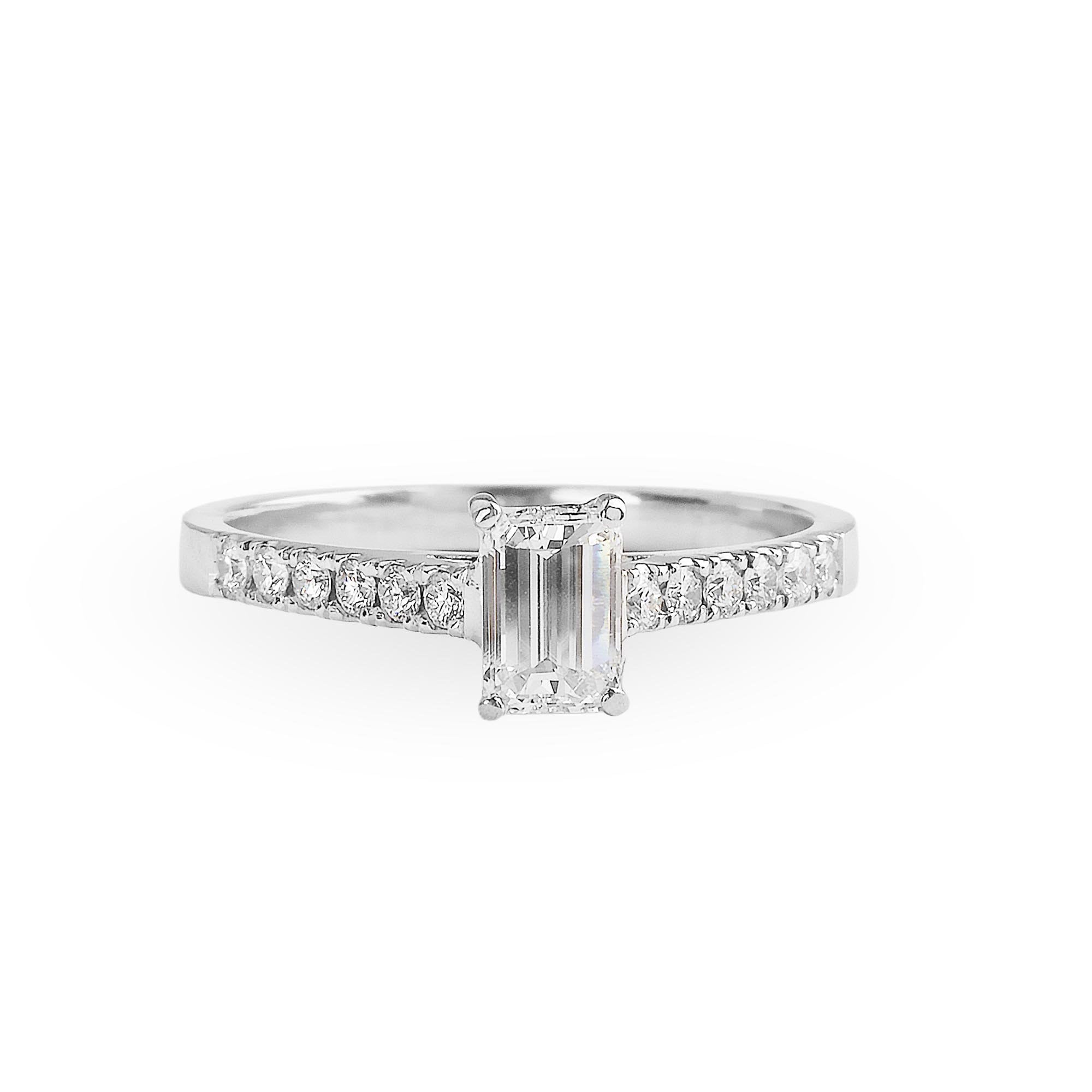 18ct White Gold Emerald 0.54ct Cut Natural Diamond Solitaire Diamond shoulders 0.16ct F Vs2
