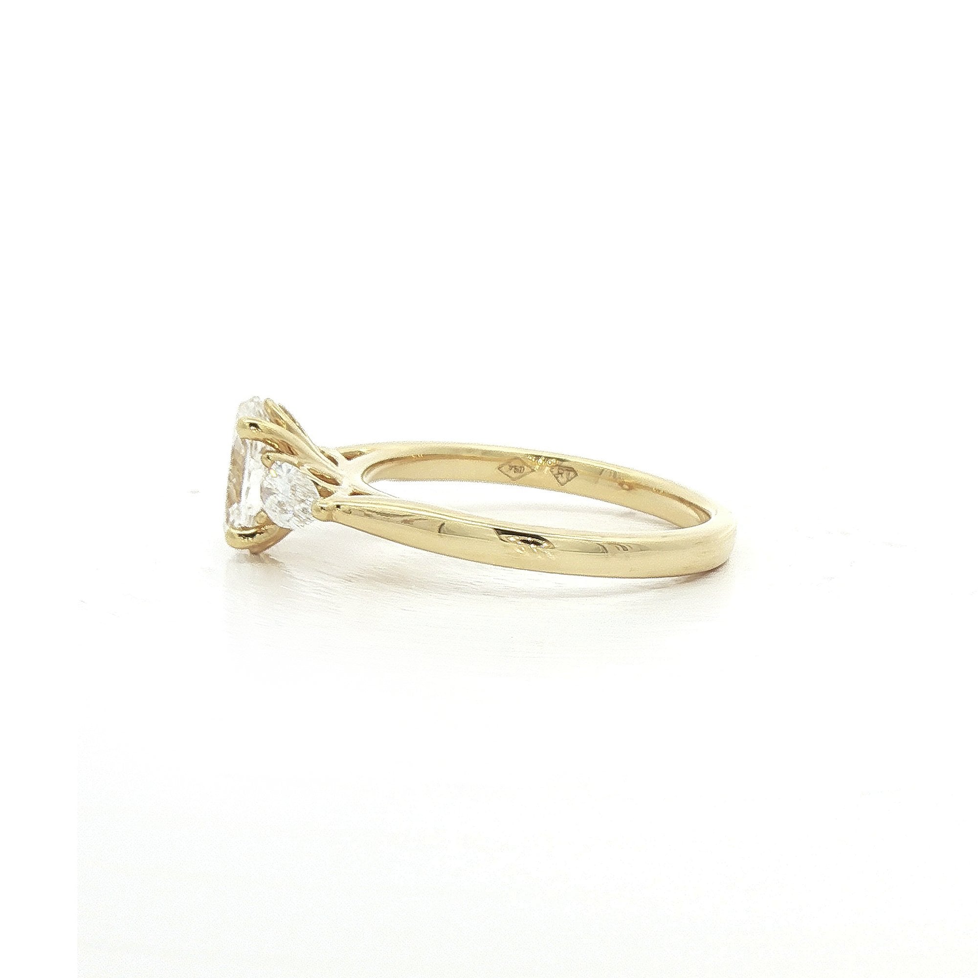 18ct Yellow Gold 0.80ct D Vs2 Natural Diamond Oval & Pear Shoulders 0.32ct