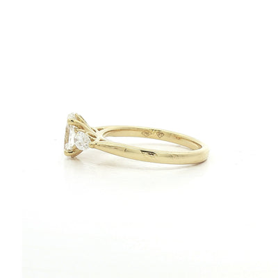 18ct Yellow Gold 0.80ct D Vs2 Natural Diamond Oval & Pear Shoulders 0.32ct