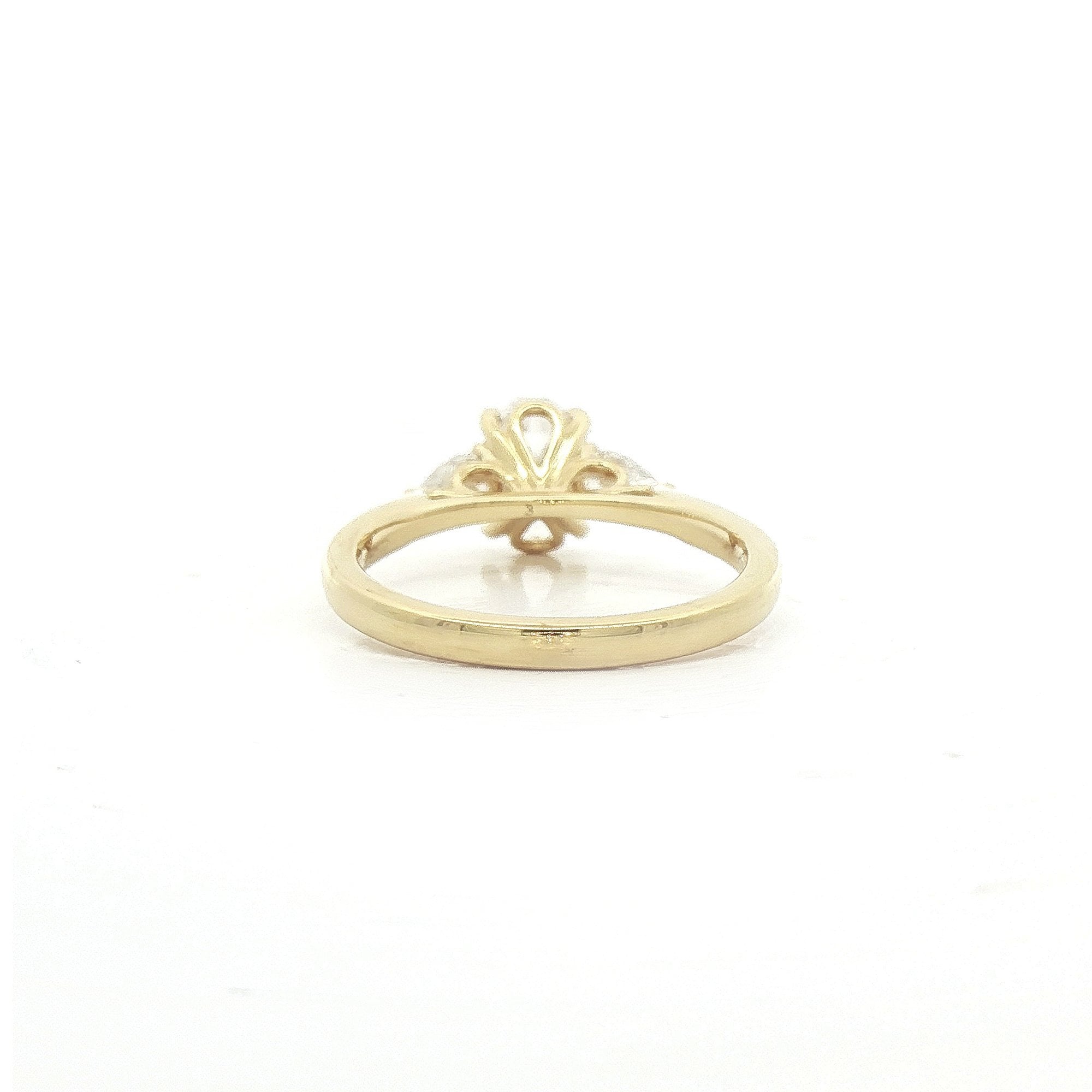 18ct Yellow Gold 0.80ct D Vs2 Natural Diamond Oval & Pear Shoulders 0.32ct