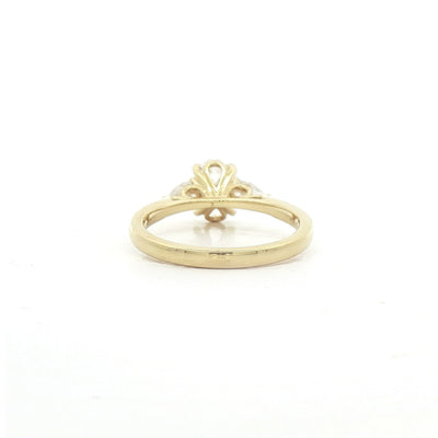 18ct Yellow Gold 0.80ct D Vs2 Natural Diamond Oval & Pear Shoulders 0.32ct