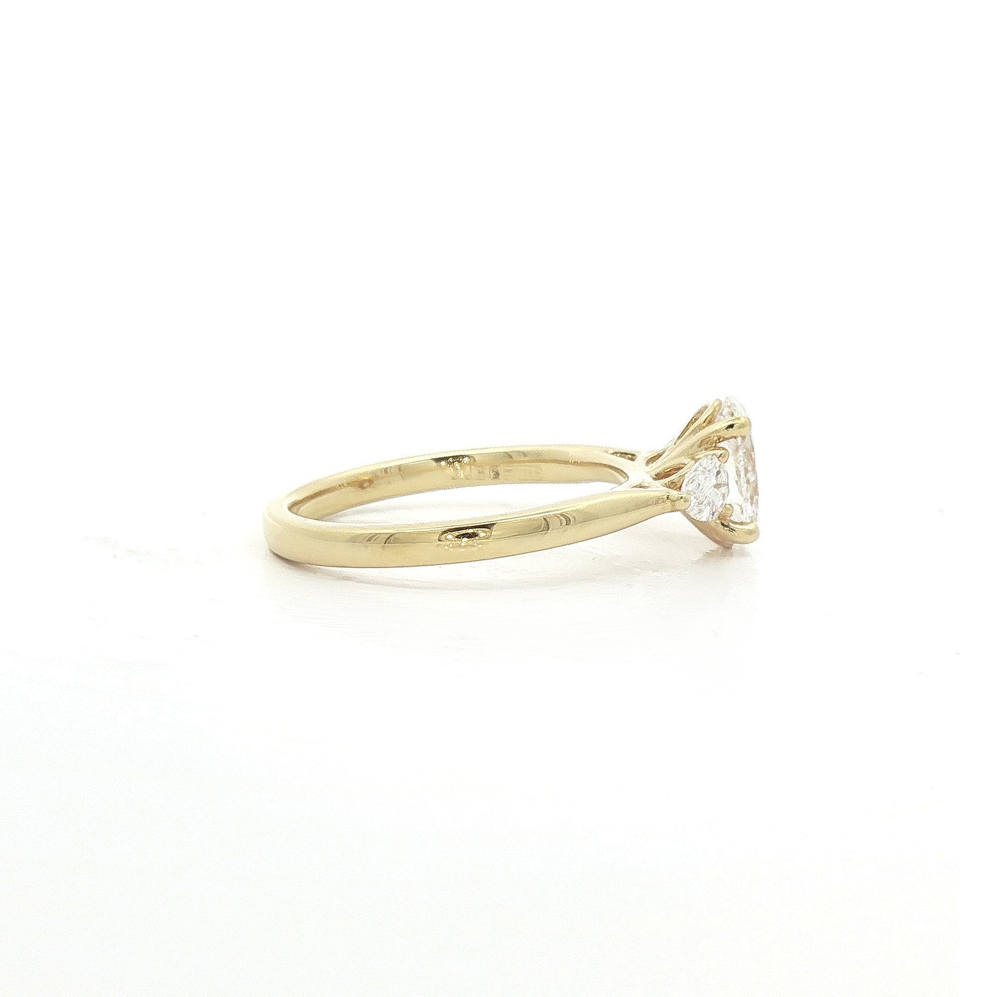 18ct Yellow Gold 0.80ct D Vs2 Natural Diamond Oval & Pear Shoulders 0.32ct