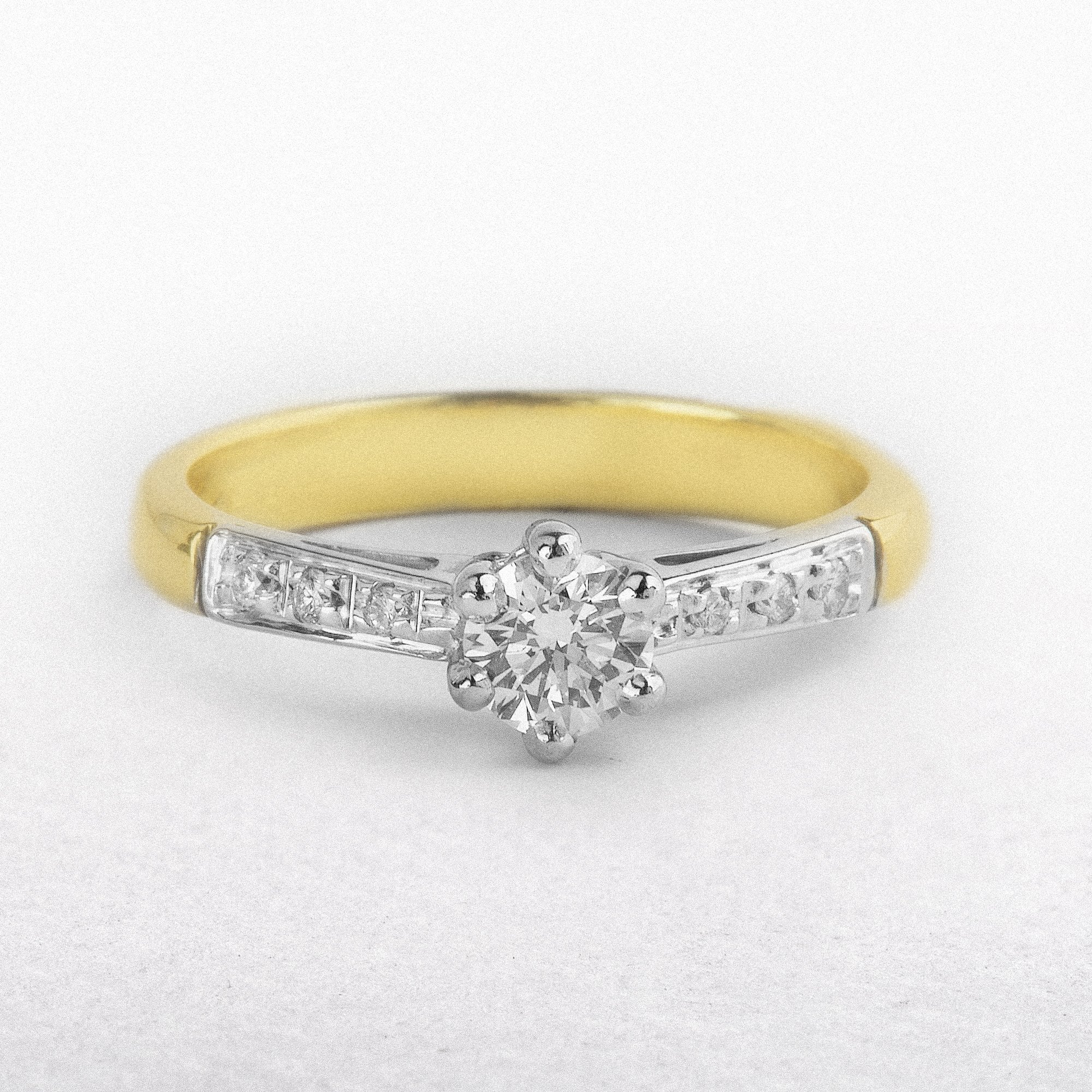 18ct Yellow Gold Diamond Solitaire Ring Whit Diamond Shoulders