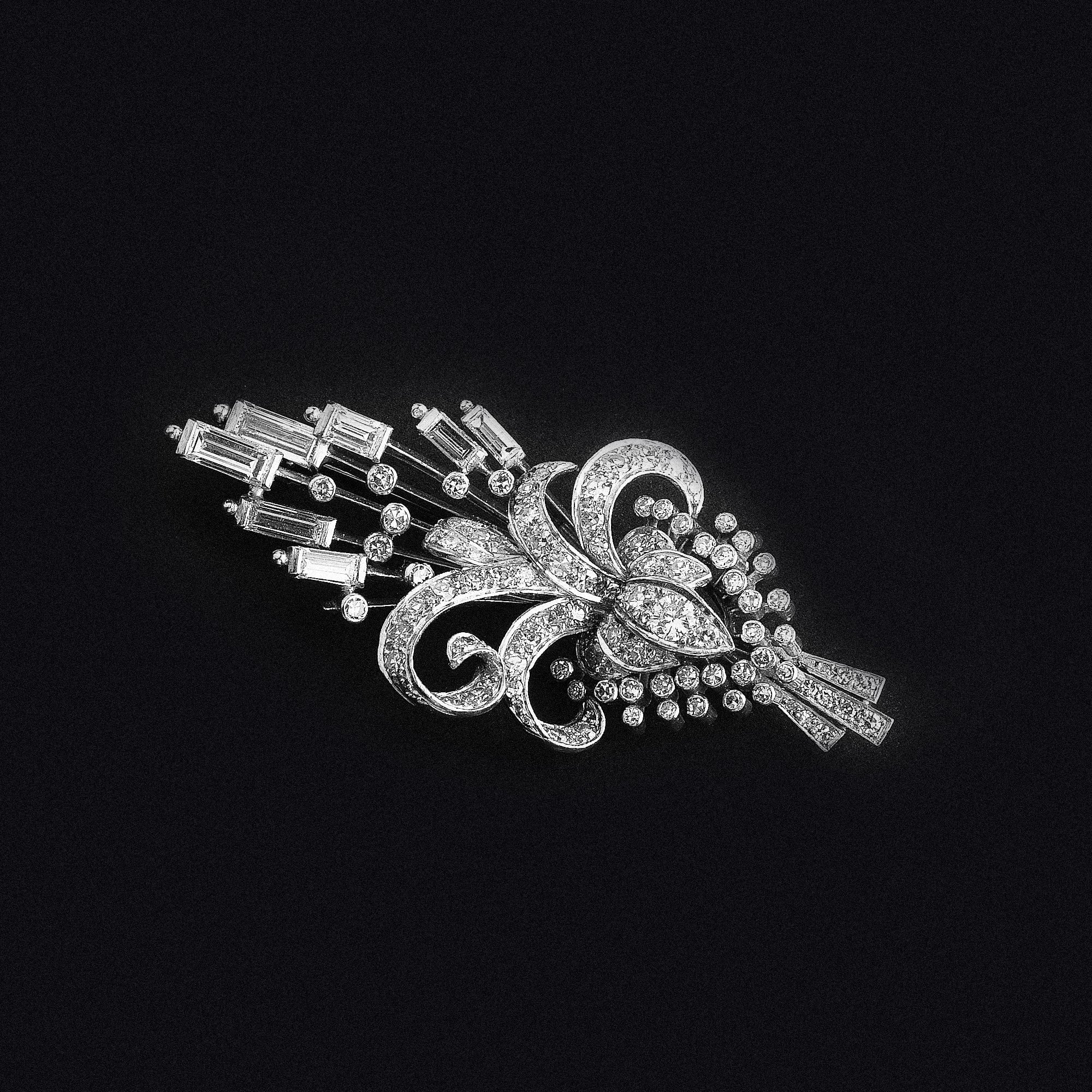 2.60ct Natural Diamond Vintage Brooch in Platinum