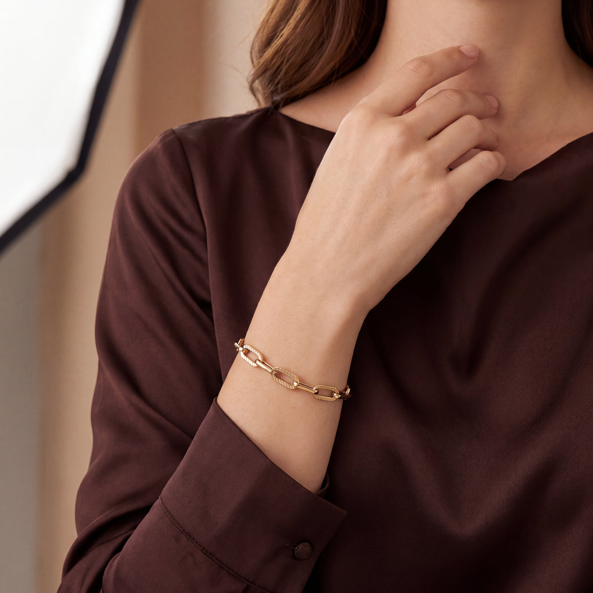 Oval Cased and Polished Link Bracelet in 9ct in Yellow Gold