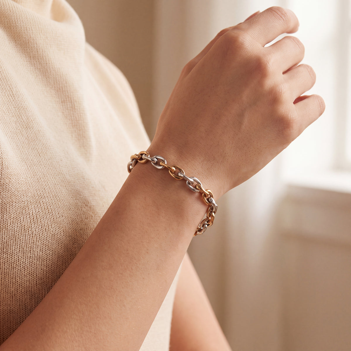 Two Tone Chain Link Bracelet Weighing 10g in 9ct White and Yellow Gold