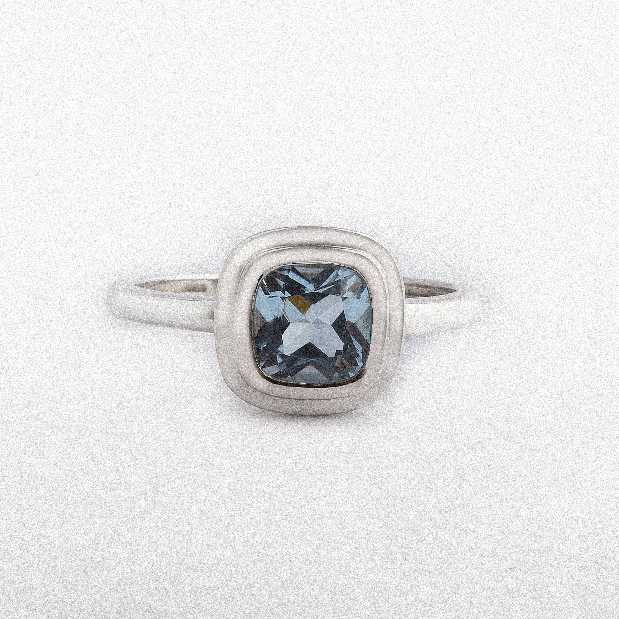 9ct White Gold Blue Topaz Dress Ring