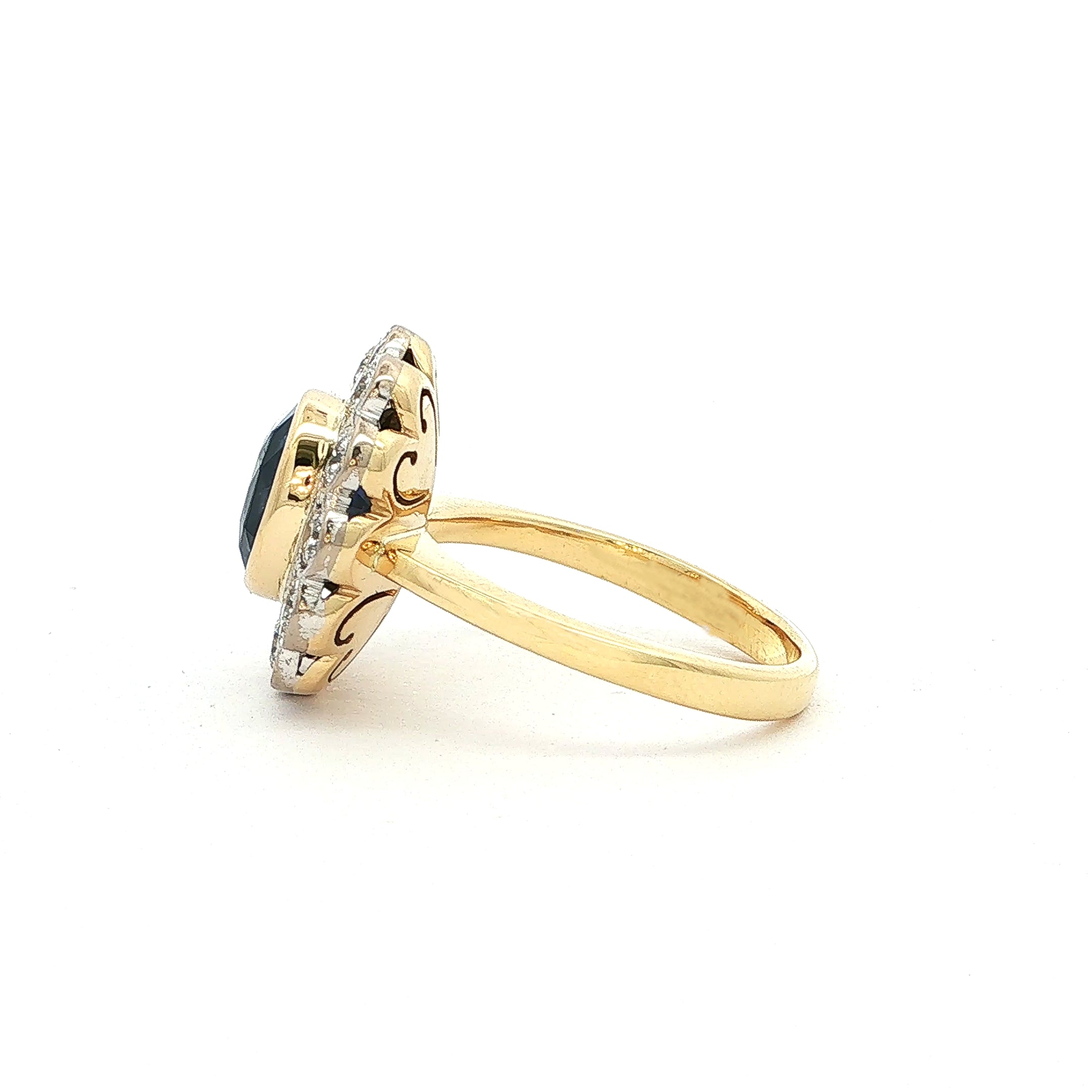 2.72ct Natural Sapphire & 0.96ct Natural Diamond Vintage Oval Cluster Vintage Ring set in 18ct Yellow Gold
