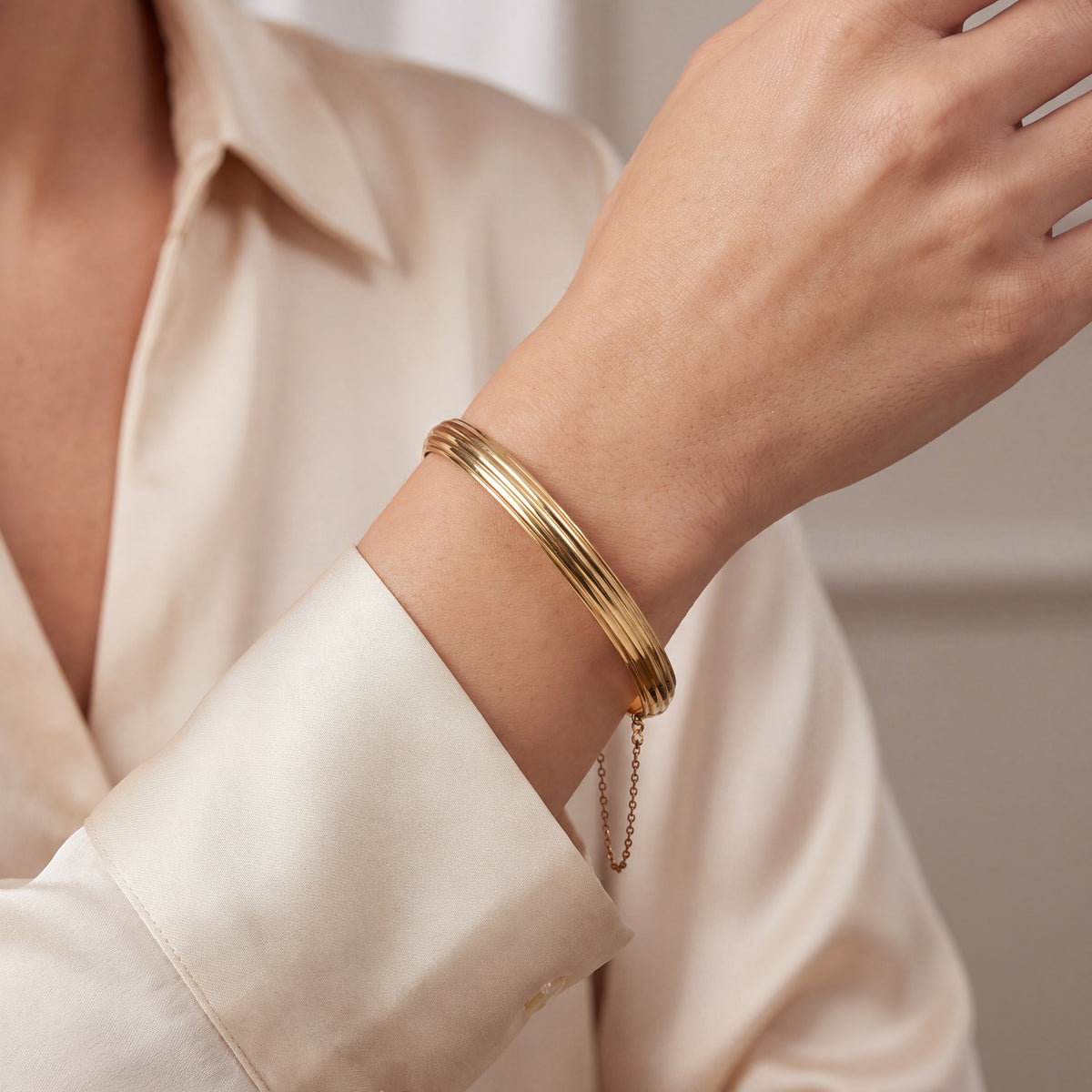 Vintage Ribbed Bangle with Safety Chain in 18ct Yellow Gold
