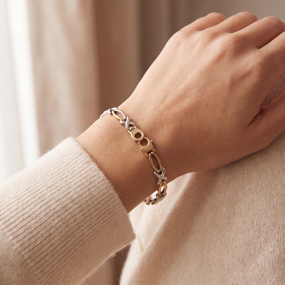 Vintage Two Tone Cross Over Links Bracelet Weighing 8.5g in 9ct White and Yellow Gold