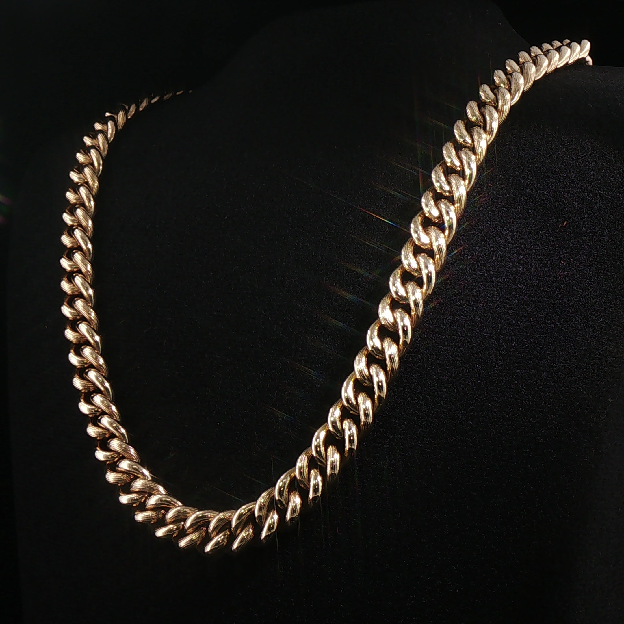 56.7g Vintage 18" Large Curb Link Chain Jump Bolt Ring set in 9ct Yellow Gold