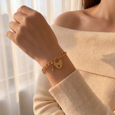 Vintage Curb Bracelet with Padlock Weighing 9.5g in 9ct Yellow Gold