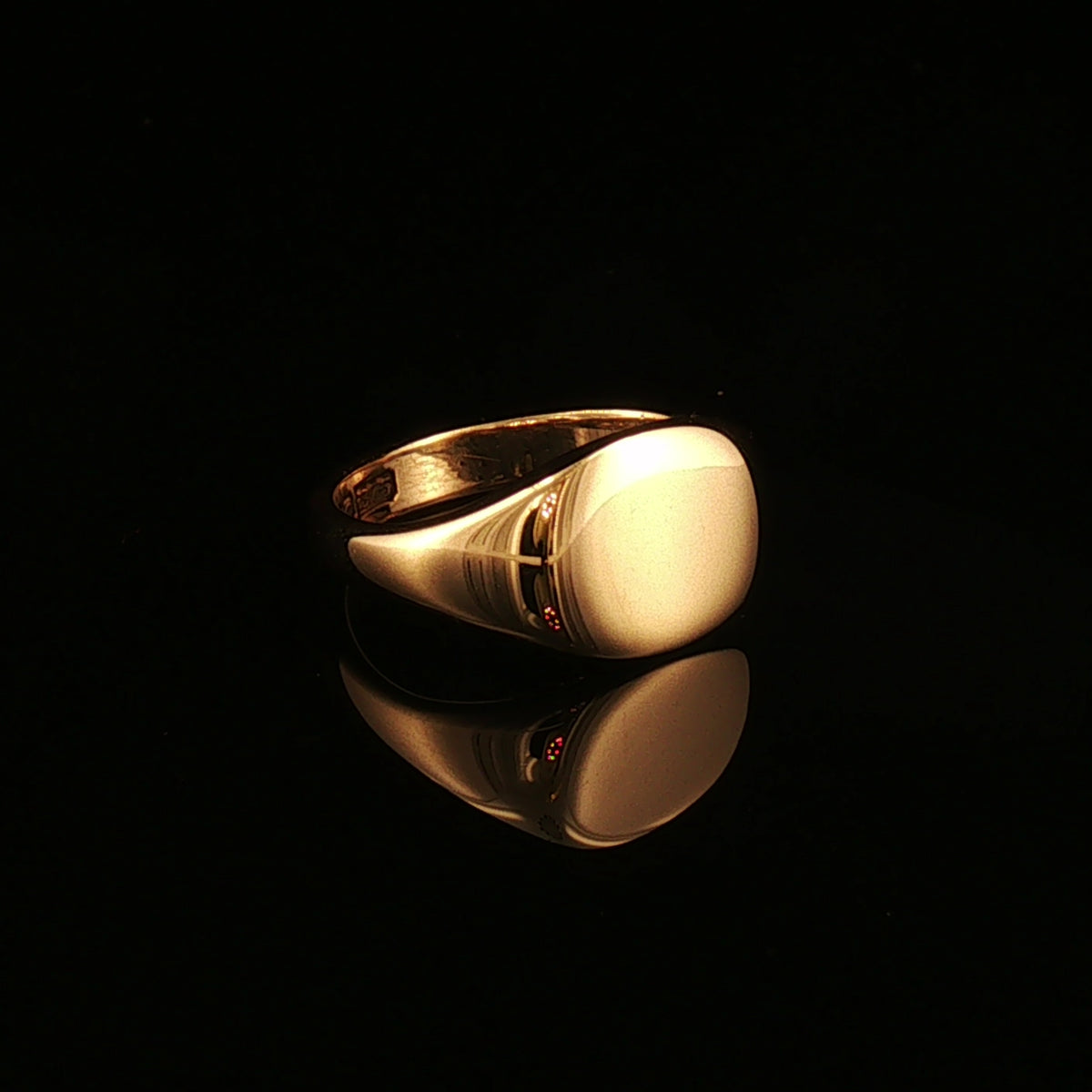 Vintage Polished Oval Signet Ring in 9ct Yellow Gold