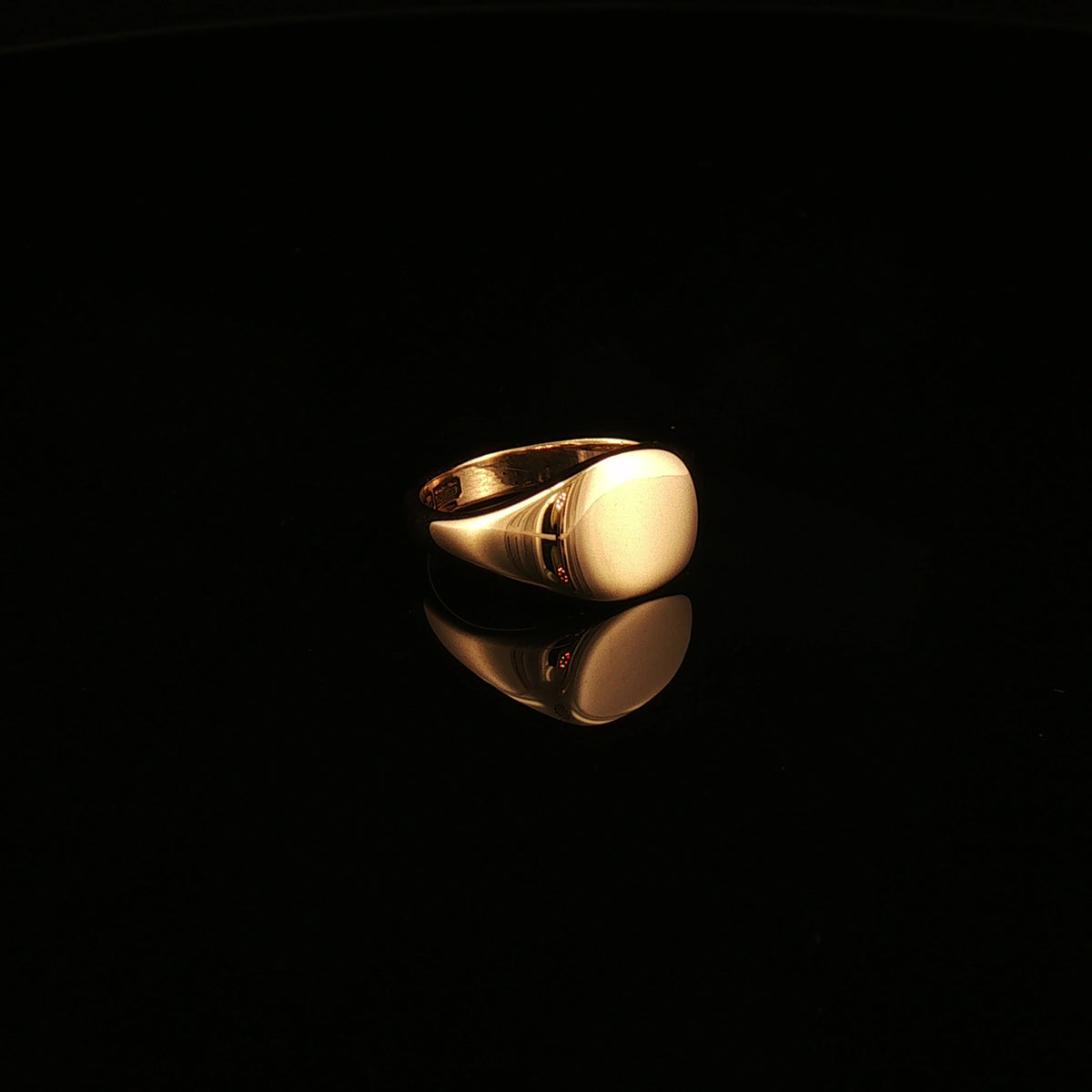 Vintage Polished Oval Signet Ring in 9ct Yellow Gold