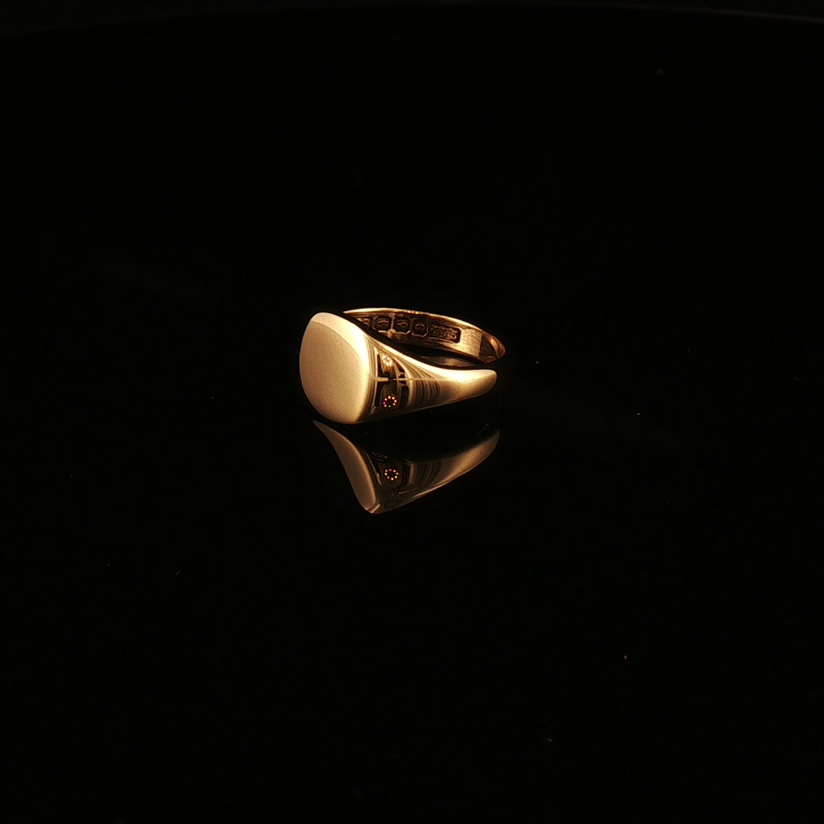 Vintage Polished Oval Signet Ring in 9ct Yellow Gold