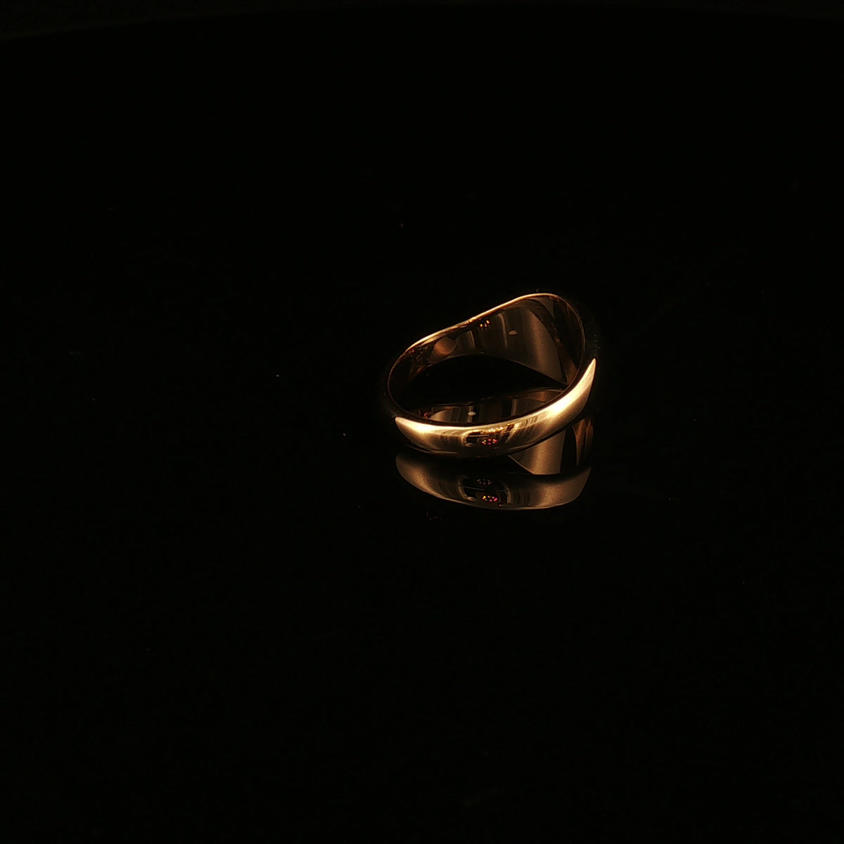 Vintage Polished Oval Signet Ring in 9ct Yellow Gold