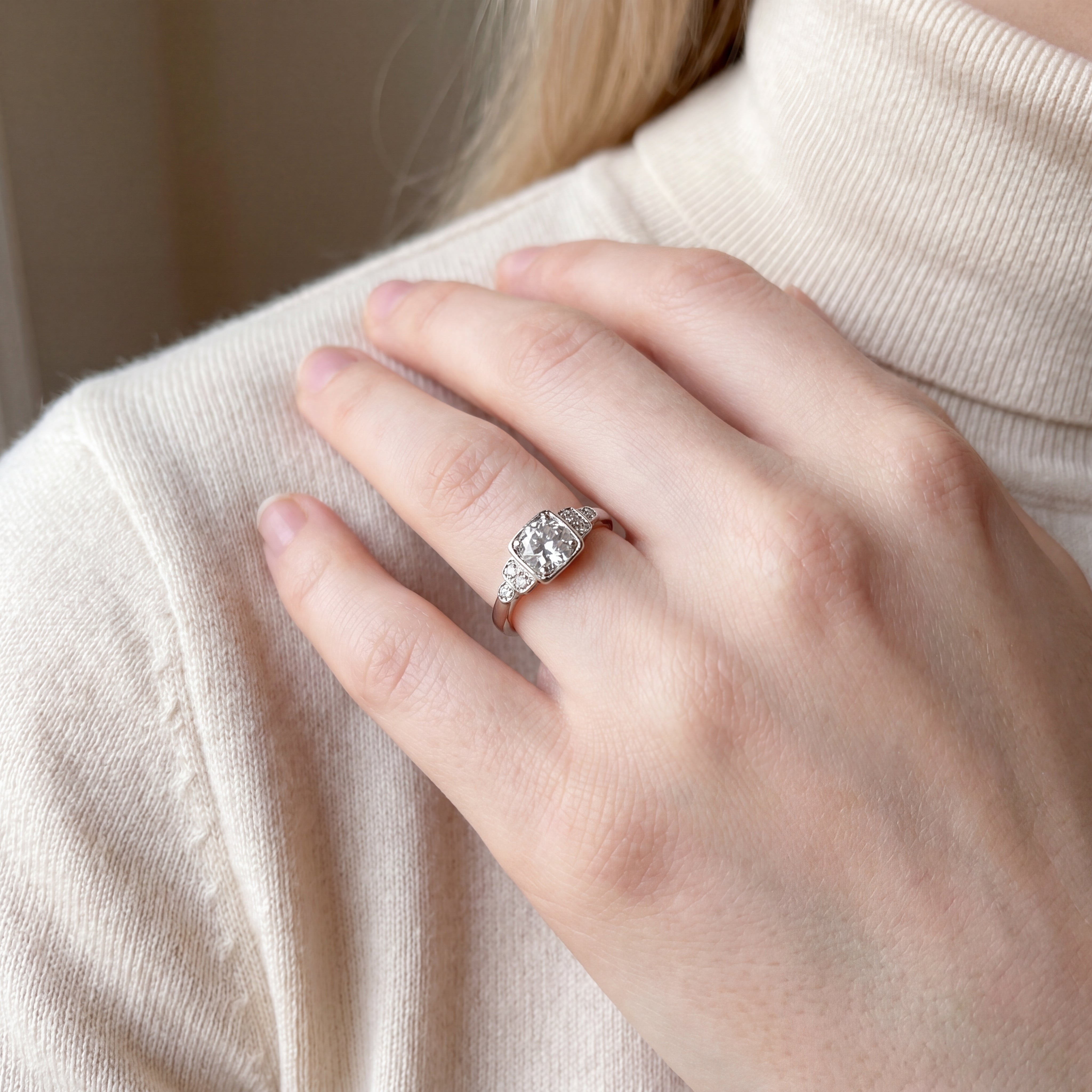 0.91ct Solitaire Box Set Natural Diamond & Diamond Sholders Ring set in Platinum