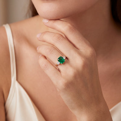 4.08ct Emerald & Natural Diamond Round Cut Sides in 18ct Yellow Gold