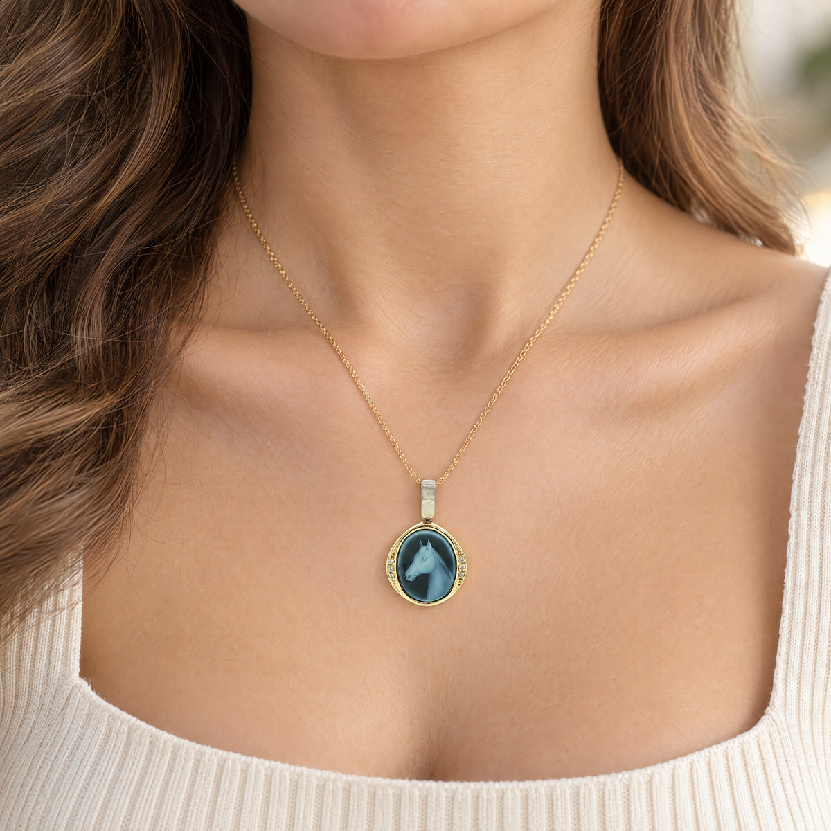 Vintage Oval Horse Blue 0.06ct Agate Cameo Pendant in 14ct Yellow Gold