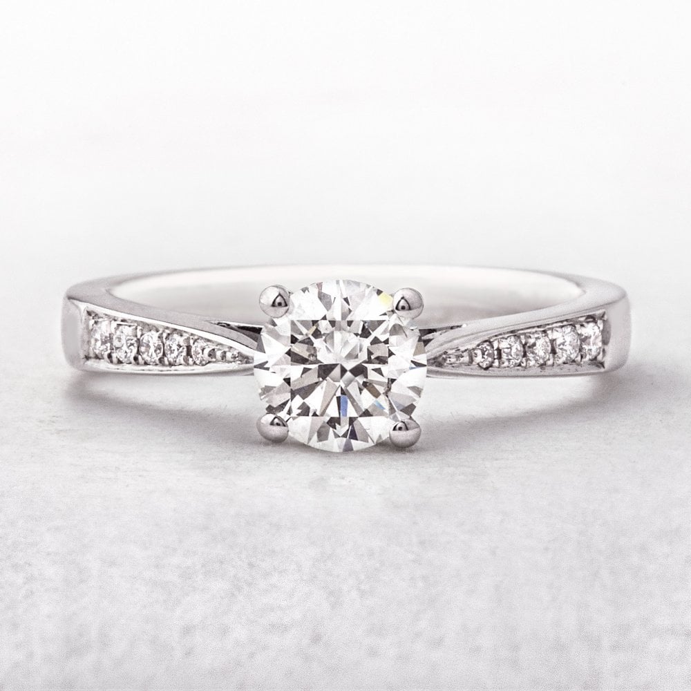 Diamond 0.70ct G / VS2 Certified Round with Tapered Shoulders 18ct Gold Ring