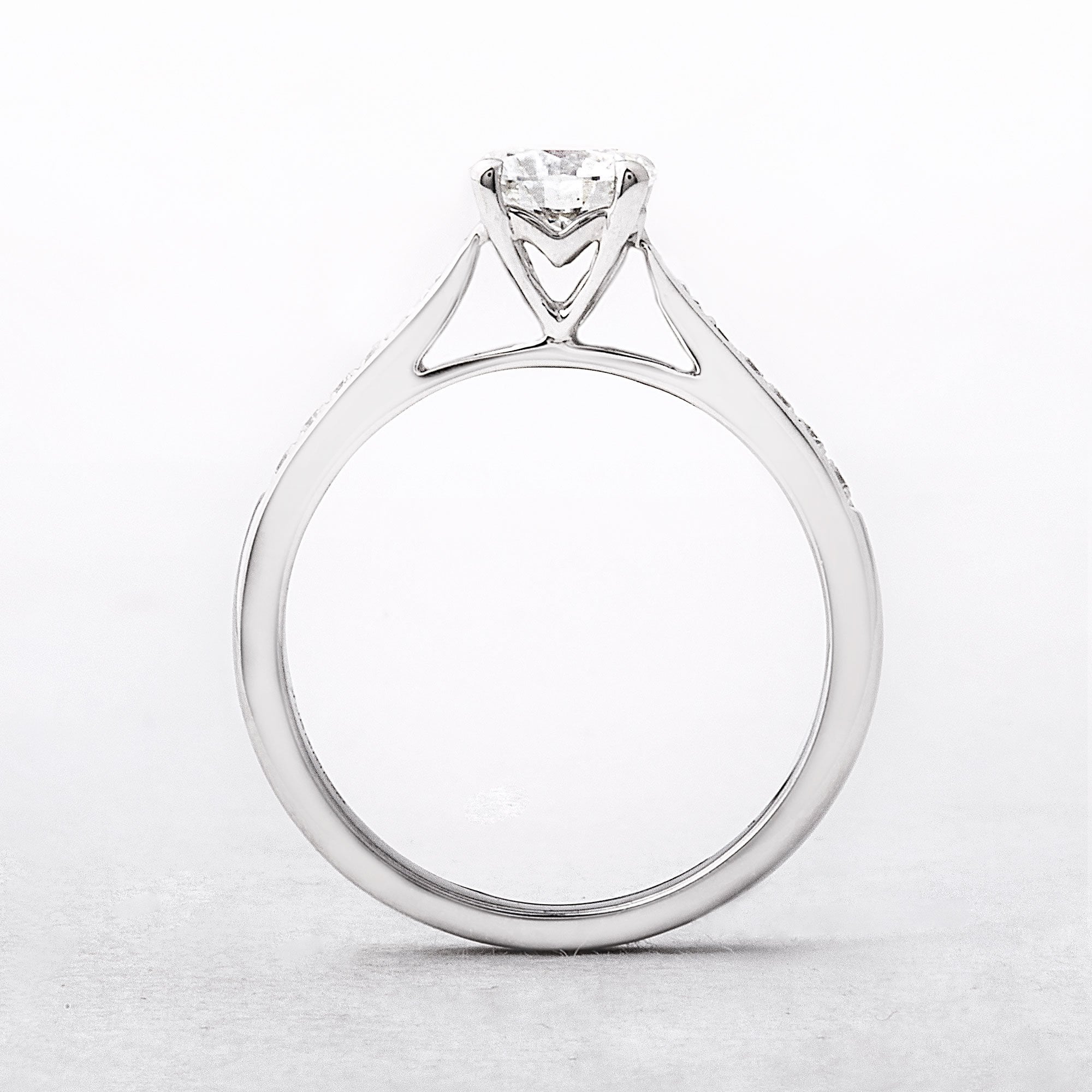 Diamond 0.70ct G / VS2 Certified Round with Tapered Shoulders 18ct Gold Ring