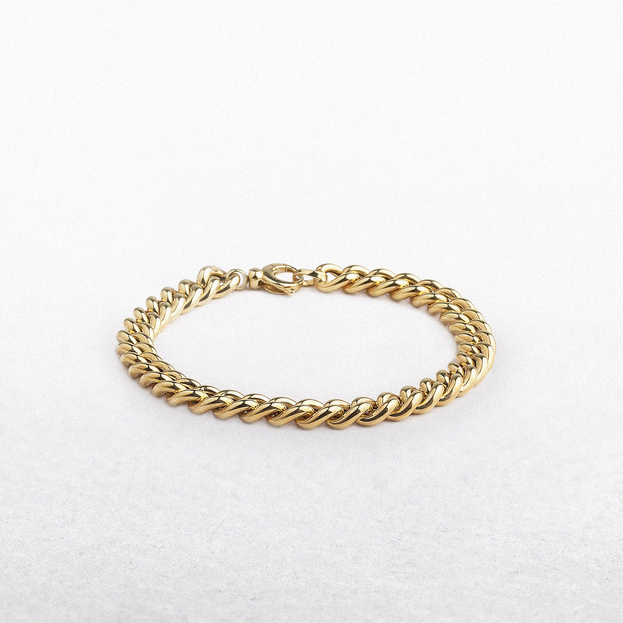 Ladies Graduated Curb Bracelet Weighing 6.7g in 9ct Yellow Gold
